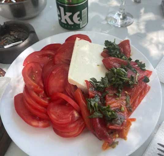 Свежа салата с продукти от планината